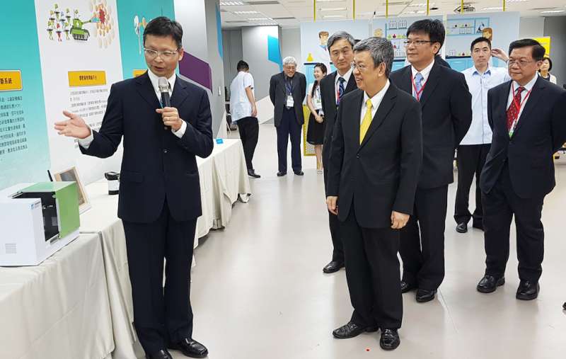 副總統陳建仁聽取工研院生醫所簡報最新生醫技術與產品。（圖／方詠騰攝）
