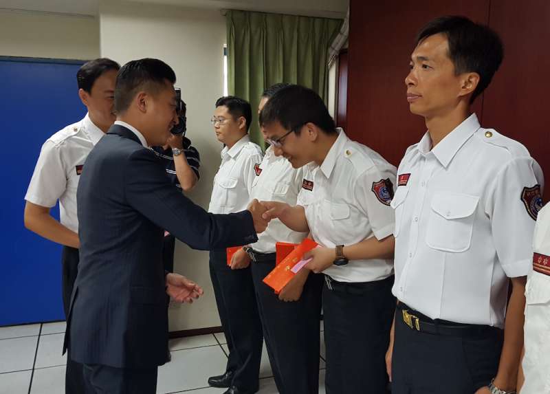 新竹市長林智堅親赴消防局頒贈獎勵金,慰勉並肯定消防弟兄辛勞。(圖/方詠騰攝) 新竹市長林智堅親赴消防局頒贈獎勵金,慰勉並肯定消防弟兄辛勞。(圖/方詠騰攝)