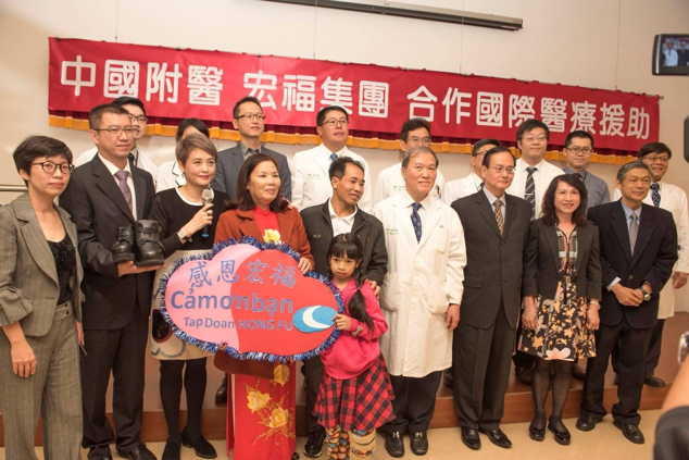 中國附醫與宏福實業集團啟動第一例越南阮氏巒的國際醫療援助案。(圖片來源:中國醫藥大學附設醫院國際醫療中心|想想論壇提供) 中國附醫與宏福實業集團啟動第一例越南阮氏巒的國際醫療援助案。(圖片來源:中國醫藥大學附設醫院國際醫療中心|想想論壇提供)