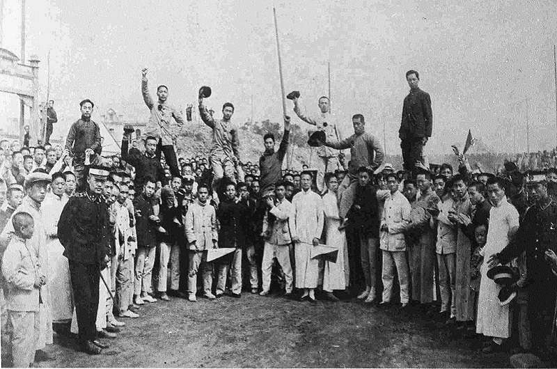 「中華民國八年五月四日北京學界遊街大會被拘留之北京高師愛國學生七日返校時攝影」。(維基百科) 「中華民國八年五月四日北京學界遊街大會被拘留之北京高師愛國學生七日返校時攝影」。(維基百科)