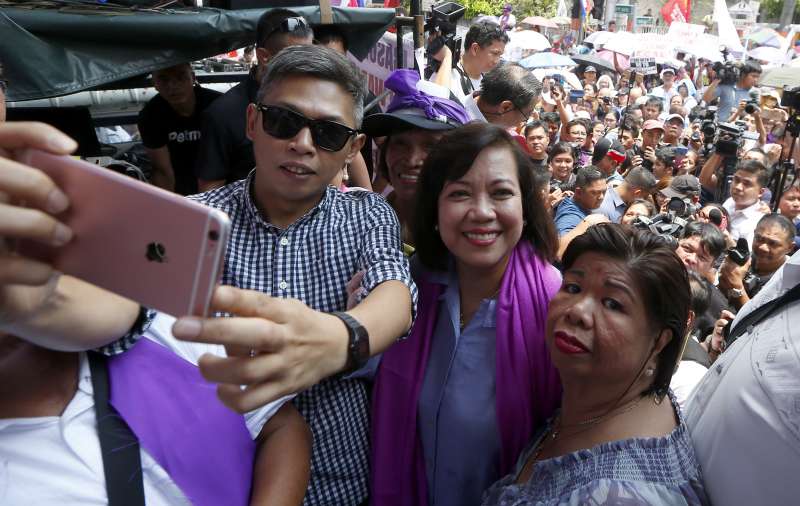 走出法院的賽瑞諾受到支持者的熱烈擁戴。(AP) 走出法院的賽瑞諾受到支持者的熱烈擁戴。(AP)