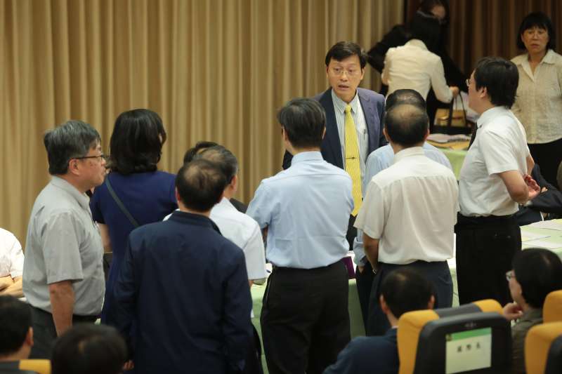 20180512-台大12日召開臨時校務會議,代理校長郭大維請各院長推舉臨時主席。(顏麟宇攝) 20180512-台大12日召開臨時校務會議,代理校長郭大維請各院長推舉臨時主席。(顏麟宇攝)