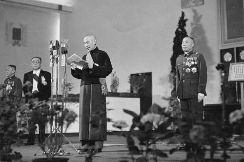1948年5月20日,蔣介石與李宗仁行憲後第一任正副總統就職大典。(維基百科@Chien0430) 1948年5月20日,蔣介石與李宗仁行憲後第一任正副總統就職大典。(維基百科@Chien0430)