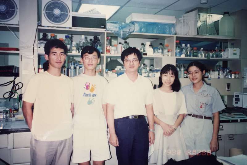 和嚴愛鑫(右二)當時一起參加實驗計畫的夥伴,至今仍是好朋友。中間是李德章老師。(圖/嚴愛鑫,研之有物提供) 和嚴愛鑫(右二)當時一起參加實驗計畫的夥伴,至今仍是好朋友。中間是李德章老師。(圖/嚴愛鑫,研之有物提供)