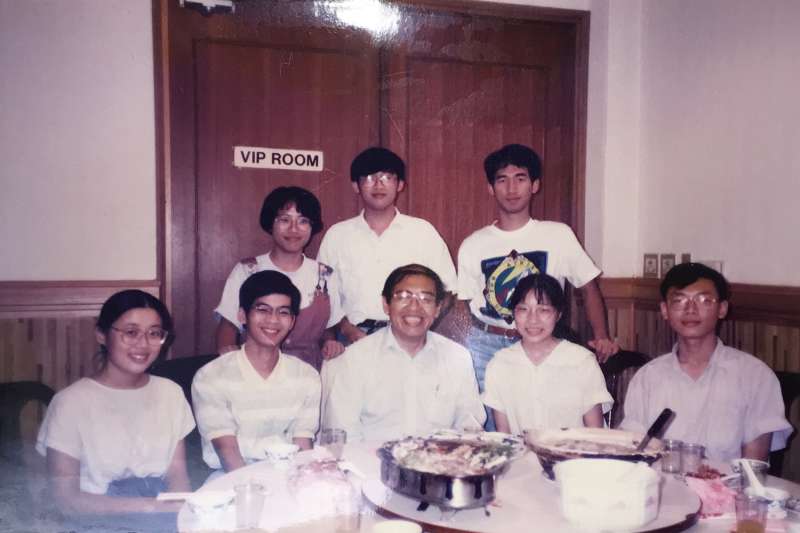 中間是親切的王正中院士,攝於中研院的活動中心餐廳。(圖/嚴愛鑫,研之有物提供) 中間是親切的王正中院士,攝於中研院的活動中心餐廳。(圖/嚴愛鑫,研之有物提供)