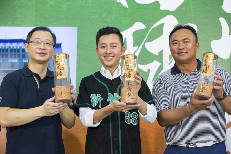 中職大聯盟會長吳志揚(左)將要求職棒第五隊,優先以新竹市為主場進駐。(圖/新竹市政府提供) 中職大聯盟會長吳志揚(左)將要求職棒第五隊,優先以新竹市為主場進駐。(圖/新竹市政府提供)