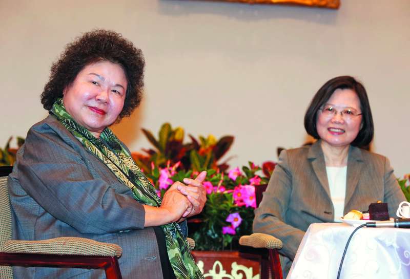 總統府提供 陳菊(左)成為御飯糰的新飯友後,往往扮演帶動話題轉圜的角色。(郭晉瑋攝) 總統府提供 陳菊(左)成為御飯糰的新飯友後,往往扮演帶動話題轉圜的角色。(郭晉瑋攝)