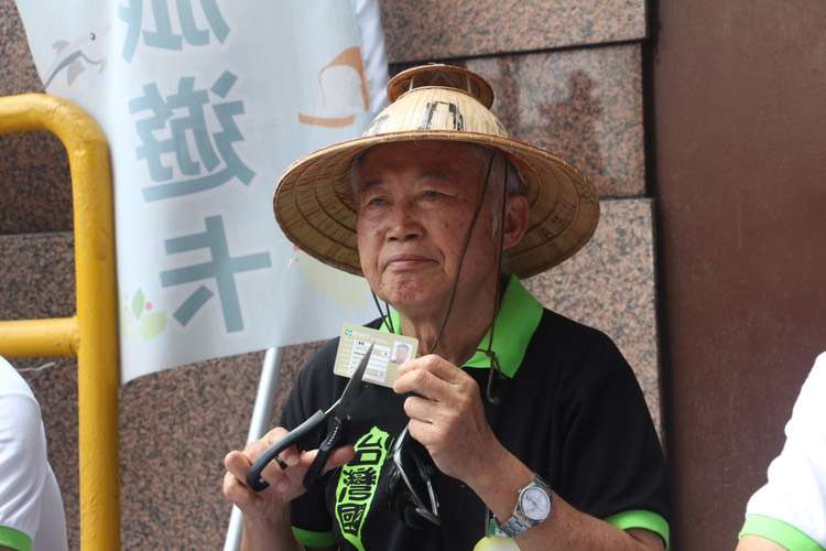 20180516-台灣國創辦人王獻極16日在民進黨中央樓下,表示如果民進黨禮讓柯文哲,將剪掉黨證。(陳韡誌攝) 20180516-台灣國創辦人王獻極16日在民進黨中央樓下,表示如果民進黨禮讓柯文哲,將剪掉黨證。(陳韡誌攝)