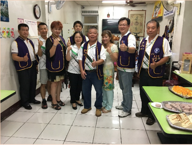 20180517-國際同濟會吳長機會長(右4)與妻子帶著會員一起捐款做愛心。(作者提供) 20180517-國際同濟會吳長機會長(右4)與妻子帶著會員一起捐款做愛心。(作者提供)