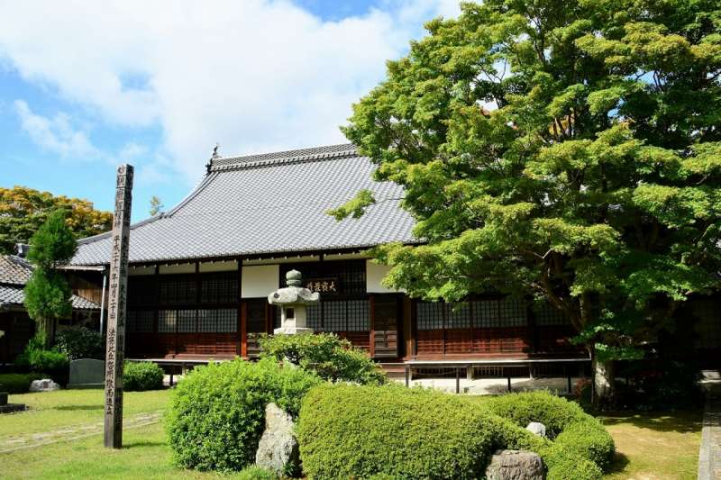 源光庵,有著四方形的「妄念之窗」與圓形的「頓悟之窗」。(圖/ZEKKEI Japan) 源光庵,有著四方形的「妄念之窗」與圓形的「頓悟之窗」。(圖/ZEKKEI Japan)