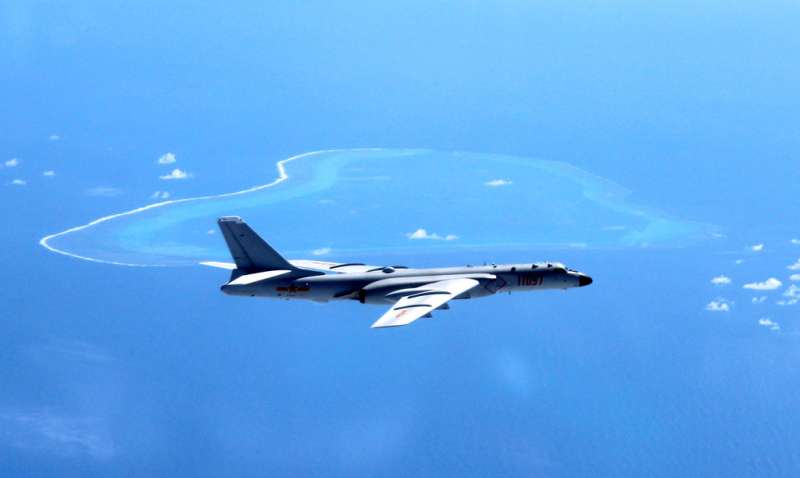 2018年5月18日,中國宣布轟6-K戰機近日在南海島礁完成起降。圖為轟6-K巡航南海島礁的資料照。(AP) 2018年5月18日,中國宣布轟6-K戰機近日在南海島礁完成起降。圖為轟6-K巡航南海島礁的資料照。(AP)