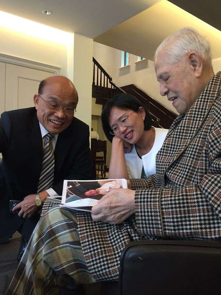 民進黨新北市長參選人蘇貞昌(左)和女兒蘇巧慧(中)拜會前總統李登輝。(取自蘇貞昌臉書) 民進黨新北市長參選人蘇貞昌(左)和女兒蘇巧慧(中)拜會前總統李登輝。(取自蘇貞昌臉書)
