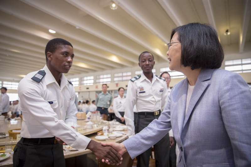 20180428_總統蔡英文在陸軍官校和學生用餐。左是史瓦濟蘭學生，中為布吉納法索學生。（總統府提供）