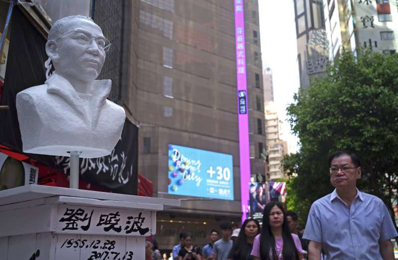 2018年6月，香港民眾舉行悼念六四天安門事件活動，展示劉曉波雕像（AP）