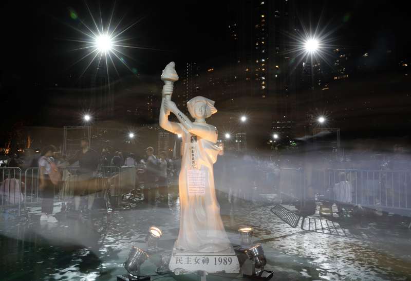 2018年6月4日,香港11.5萬市民在維多利亞公園舉行燭光晚會,悼念「六四」29周年(AP) 2018年6月4日,香港11.5萬市民在維多利亞公園舉行燭光晚會,悼念「六四」29周年(AP)