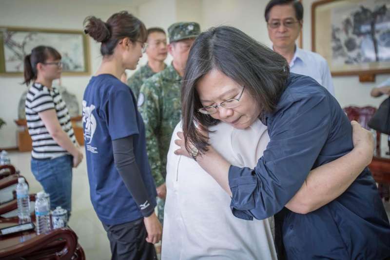 總統蔡英文探望F-16殉難飛官吳彥霆,指示國防部務必從優撫卹,並且全力協助家屬處理後續事宜。(取自蔡英文臉書) 總統蔡英文探望F-16殉難飛官吳彥霆,指示國防部務必從優撫卹,並且全力協助家屬處理後續事宜。(取自蔡英文臉書)