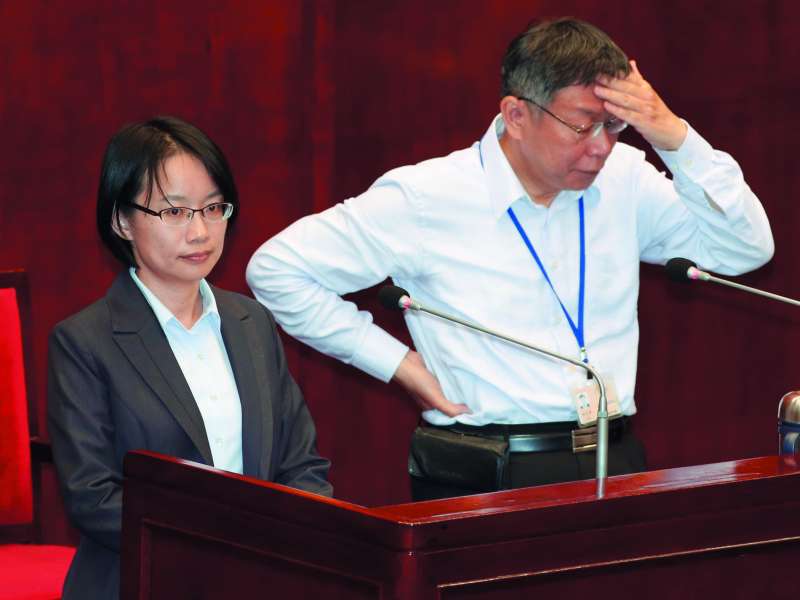 柯文哲(右)認為吳音寧(左)是進入台北政壇的小白兔。(郭晉瑋攝) 柯文哲(右)認為吳音寧(左)是進入台北政壇的小白兔。(郭晉瑋攝)