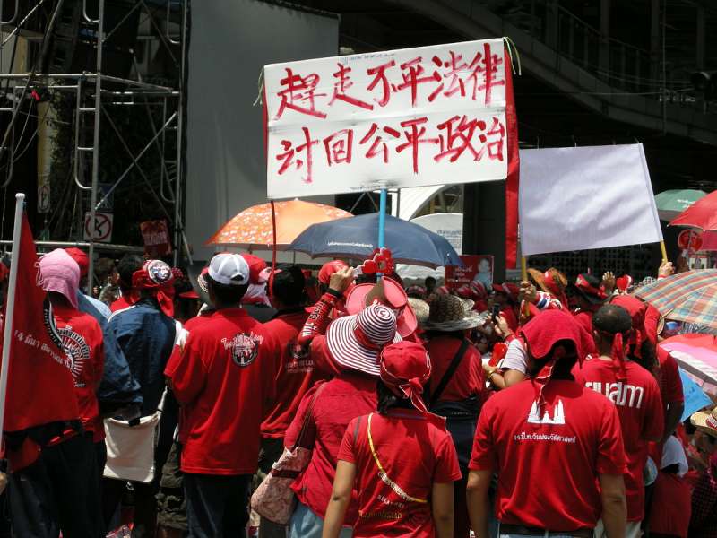 2010年泰國反政府示威 紅衫軍 ，反獨裁民主聯盟領導的一系列示威活動。示威反對民主黨領導的聯合政府，要求總理阿披實辭職，提前大選。（Cloudcolors@Wikipedia/CC BY-SA 3.0）