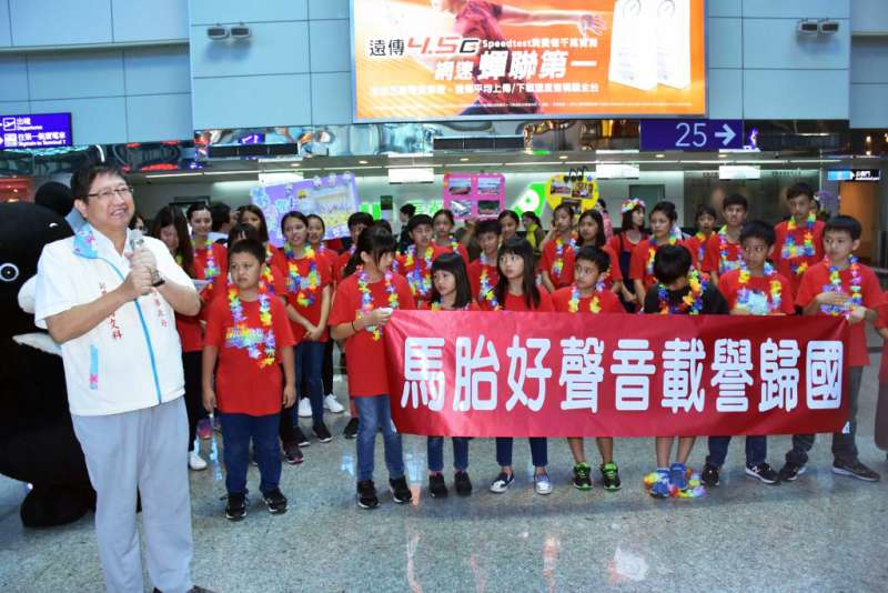 苦無經費的義興分校合唱團能順利前往歐洲參加演出,新竹縣副縣長楊文科(左)是幕後最重要的推手。(圖/新竹縣政府提供) 苦無經費的義興分校合唱團能順利前往歐洲參加演出,新竹縣副縣長楊文科(左)是幕後最重要的推手。(圖/新竹縣政府提供)