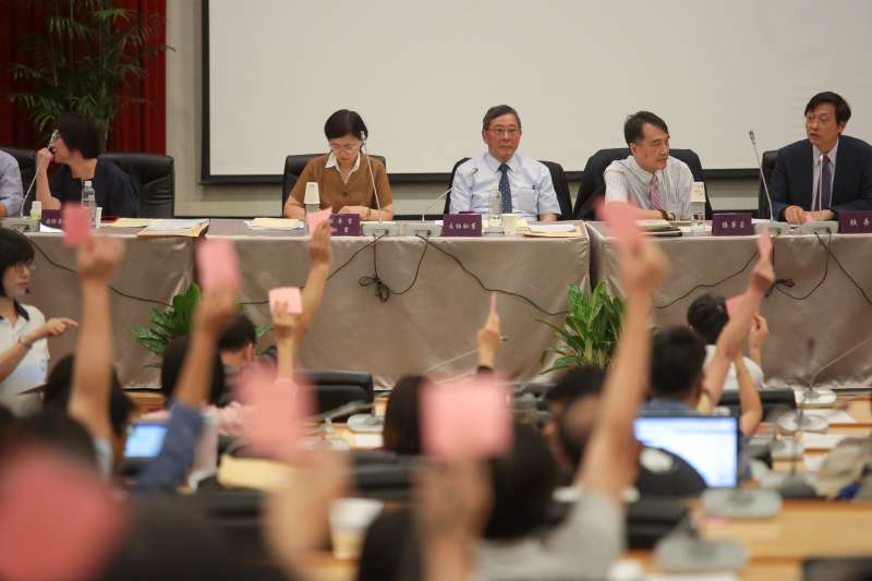 20180609-台大代理校長郭大維9日主持「台大校務會議」,會議中表決通過針對拔管案先進行資料收集。(顏麟宇攝) 20180609-台大代理校長郭大維9日主持「台大校務會議」,會議中表決通過針對拔管案先進行資料收集。(顏麟宇攝)