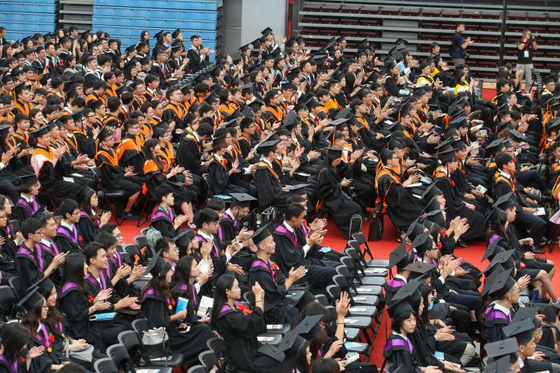 20180610-台灣大學畢業典禮，台大代理校長郭大維致詞述及校長遴選案大學自主時，全體與會師生熱烈鼓掌回應。（陳明仁攝）