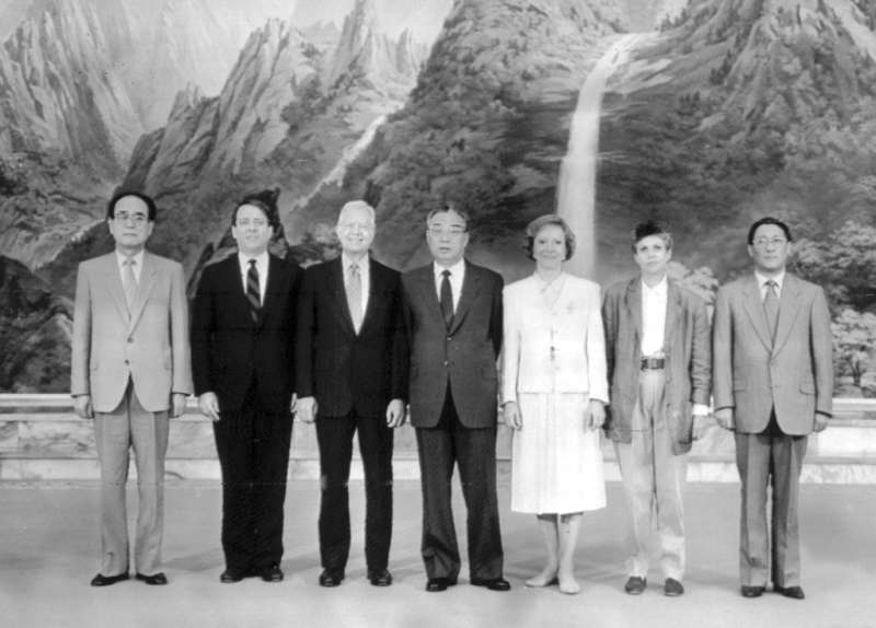 1994年6月16日,時任北韓最高領導人金日成(中)與來訪的前美國總統卡特(左3)會面。(AP) 1994年6月16日,時任北韓最高領導人金日成(中)與來訪的前美國總統卡特(左3)會面。(AP)