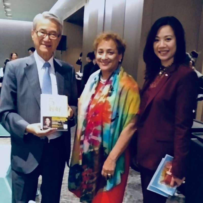 20180611-新光金控副總經理吳欣盈(圖右)於臉書發文澄清,某媒體近日以霸凌為題指控其欺負新光金副董事長李紀珠。吳對此表示,沉默不代表承認,忍耐也終有極限,出面正式駁斥。(翻攝自吳欣盈臉書) 20180611-新光金控副總經理吳欣盈(圖右)於臉書發文澄清,某媒體近日以霸凌為題指控其欺負新光金副董事長李紀珠。吳對此表示,沉默不代表承認,忍耐也終有極限,出面正式駁斥。(翻攝自吳欣盈臉書)