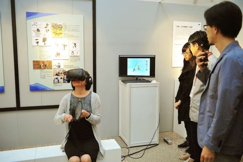 來賓在「虛擬實境VR區」親身體驗。(圖/國立交通大學提供) 來賓在「虛擬實境VR區」親身體驗。(圖/國立交通大學提供)