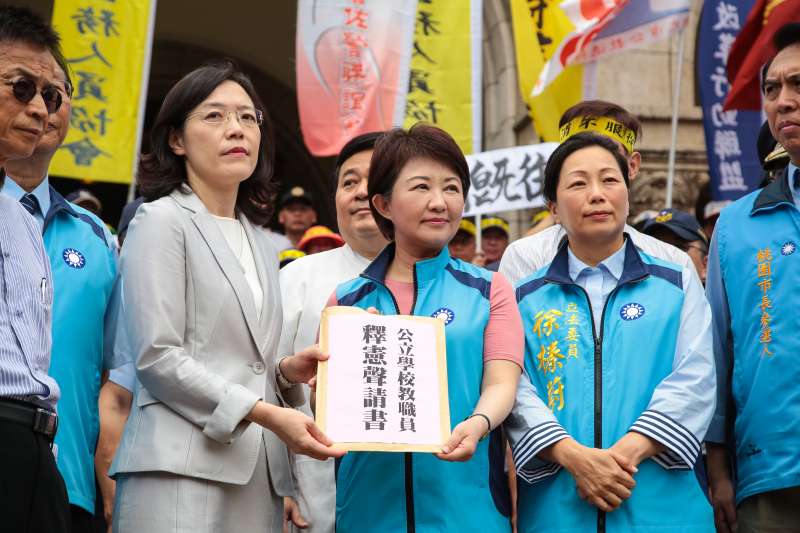 20180613-國民黨團立委盧秀燕、徐臻蔚、陳學聖等、及守護軍公教警消團結聯盟13日於司法院遞送公教人員釋憲聲請書。（顏麟宇攝）