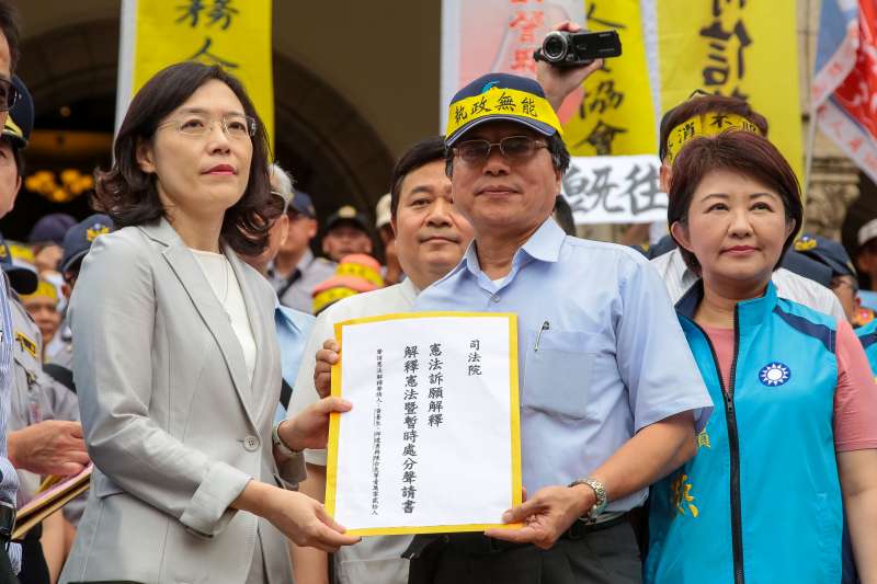 20180613-全國公務人員協會理事長李來希、及守護軍公教警消團結聯盟13日於司法院遞送公教人員釋憲聲請書。(顏麟宇攝) 20180613-全國公務人員協會理事長李來希、及守護軍公教警消團結聯盟13日於司法院遞送公教人員釋憲聲請書。(顏麟宇攝)