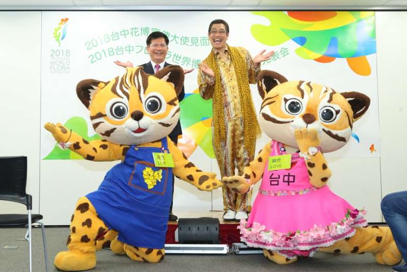 台中市長林佳龍15日現身東京鬧區澀谷,向日本民眾行銷花博,吉祥物「樂虎」姐姐、「來虎」弟弟更出沒在東京街頭大跳花博舞,引起不少騷動。(圖/台中市政府新聞局提供) 台中市長林佳龍15日現身東京鬧區澀谷,向日本民眾行銷花博,吉祥物「樂虎」姐姐、「來虎」弟弟更出沒在東京街頭大跳花博舞,引起不少騷動。(圖/台中市政府新聞局提供)