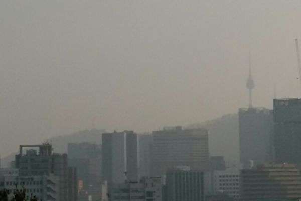 圖1:2018年3月12日下午,正值中共人大、政協兩會期間,北京再度出現重污染陰霾天氣襲韓,圖為陰霾籠罩首爾市內的景象。(取自網路) 圖1:2018年3月12日下午,正值中共人大、政協兩會期間,北京再度出現重污染陰霾天氣襲韓,圖為陰霾籠罩首爾市內的景象。(取自網路)