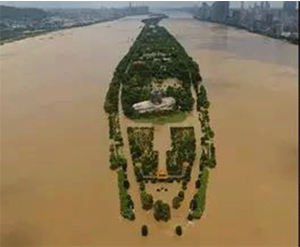 圖5:新華社報導湖南去年6、7月間遭受歷時最長且強度最大的降雨,造成全省共1,223.8萬人受災,83人死亡或失踪。(取自新華社) 圖5:新華社報導湖南去年6、7月間遭受歷時最長且強度最大的降雨,造成全省共1,223.8萬人受災,83人死亡或失踪。(取自新華社)