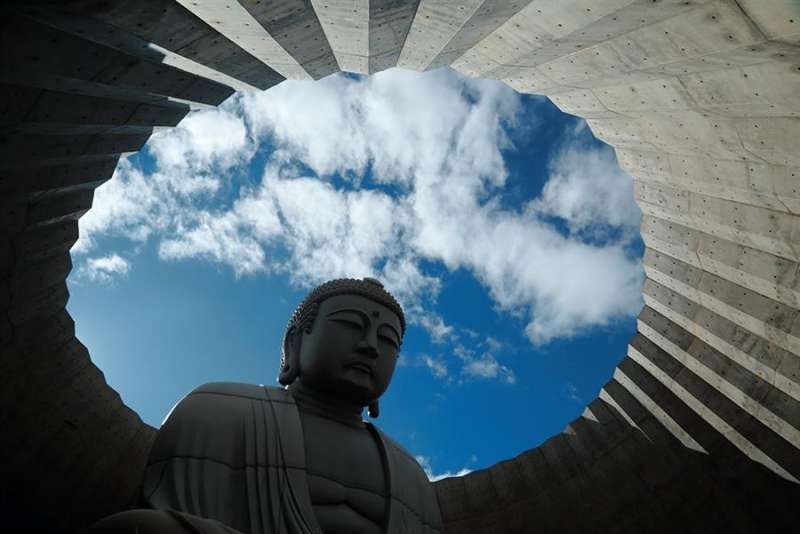 大佛所在位置空出巨大的空間,透過小洞口與大佛身的對比,感受生命渺小而無常的省思。 大佛所在位置空出巨大的空間,透過小洞口與大佛身的對比,感受生命渺小而無常的省思。