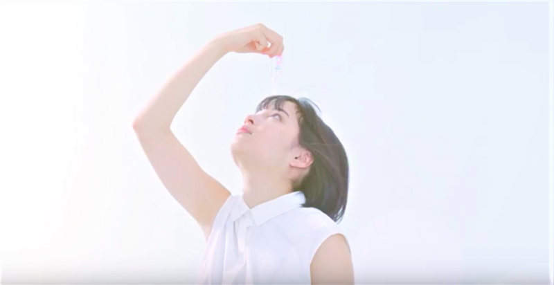 點眼藥水,可適度減緩輕微的乾眼症或疲倦充血的症狀,對頭痛也有間接的幫助。(示意圖非本人/翻攝自youtube) 點眼藥水,可適度減緩輕微的乾眼症或疲倦充血的症狀,對頭痛也有間接的幫助。(示意圖非本人/翻攝自youtube)