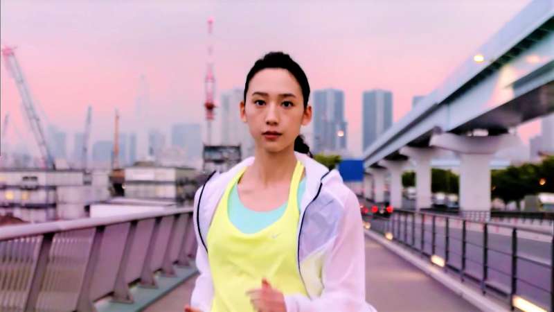 健走屬於「有氧運動」的一種,可強化心肺功能,規律的將氧氣吸入體內,同時也能讓與「偏頭痛」息息相關的「血清素」含量較為穩定。(示意圖非本人/翻攝自youtube) 健走屬於「有氧運動」的一種,可強化心肺功能,規律的將氧氣吸入體內,同時也能讓與「偏頭痛」息息相關的「血清素」含量較為穩定。(示意圖非本人/翻攝自youtube)