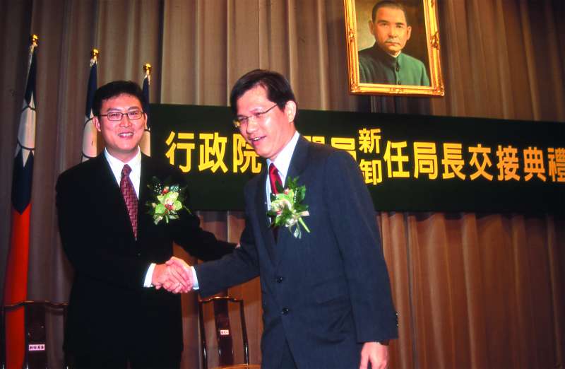 從林佳龍(右)手上接下新聞局長後,姚文智(左)大力推動影視產業的發展,一時鋒頭無兩。(新新聞資料照) 從林佳龍(右)手上接下新聞局長後,姚文智(左)大力推動影視產業的發展,一時鋒頭無兩。(新新聞資料照)