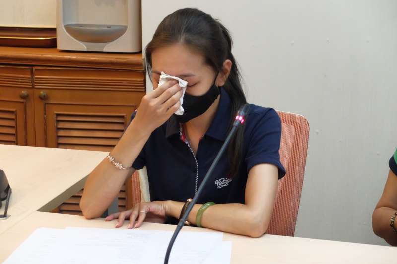20180621-工傷協會呂智偉案「職安署調查失職!還有多少「被做掉」的過勞案?」記者會,圖中為呂智偉妻子鄭淨蓮。(謝孟穎攝) 20180621-工傷協會呂智偉案「職安署調查失職!還有多少「被做掉」的過勞案?」記者會,圖中為呂智偉妻子鄭淨蓮。(謝孟穎攝)