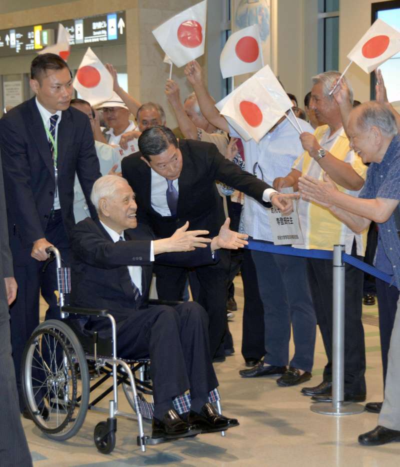 2018年6月，前總統李登輝飛抵日本沖繩進行訪問（AP）