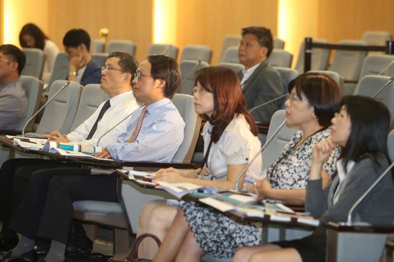 20180626-黨產會就臺北市愛國東路大孝大樓及土地是否為中國國民黨不當取得財產並已移轉他人之追徵案」聽證程序,左二為黨產會主委林峯正。(陳明仁攝) 20180626-黨產會就臺北市愛國東路大孝大樓及土地是否為中國國民黨不當取得財產並已移轉他人之追徵案」聽證程序,左二為黨產會主委林峯正。(陳明仁攝)