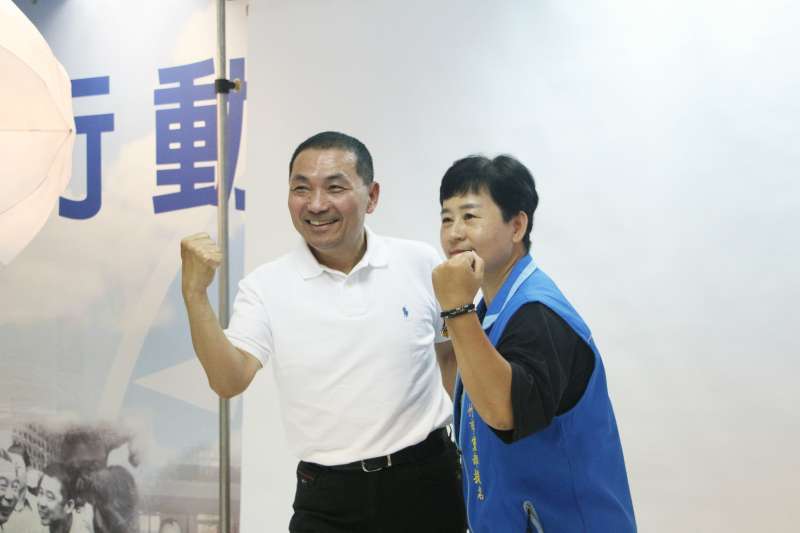 20180628-國民黨新北市長參選人侯友宜(左)與新竹市議員提名人何佳樺(右)拍攝定裝照。(陳韡誌攝) 20180628-國民黨新北市長參選人侯友宜(左)與新竹市議員提名人何佳樺(右)拍攝定裝照。(陳韡誌攝)