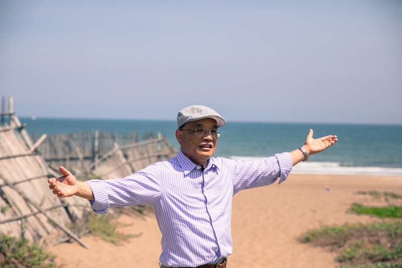 20180628_民進黨新北市長參選人蘇貞昌,前往淡水沙崙海水浴場進行「市政抓bug」直播。(蘇貞昌辦公室提供) 20180628_民進黨新北市長參選人蘇貞昌,前往淡水沙崙海水浴場進行「市政抓bug」直播。(蘇貞昌辦公室提供)