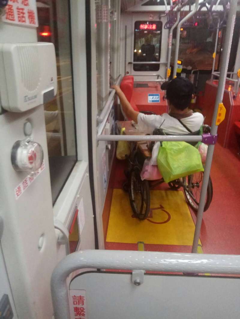 20180630-有民眾搭公車時注意到,有身障人士搭公車時,司機卻沒有為其繫上安全帶,造成身障者在搭乘時充滿危險。(讀者提供) 20180630-有民眾搭公車時注意到,有身障人士搭公車時,司機卻沒有為其繫上安全帶,造成身障者在搭乘時充滿危險。(讀者提供)