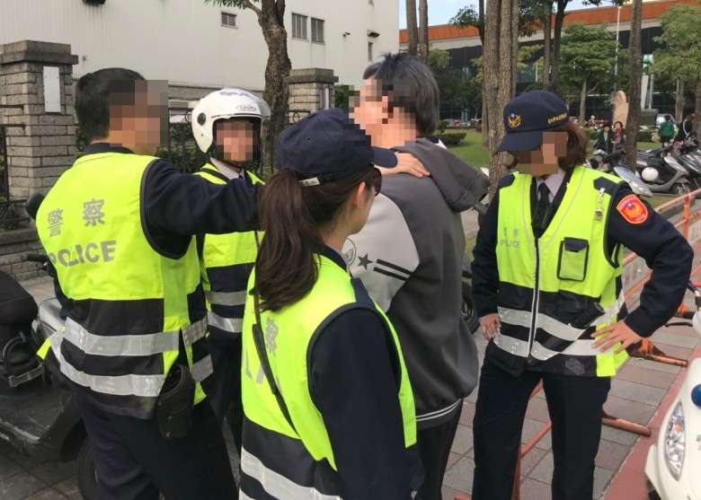 女警在警界生存不易，隨時被嘲諷該去減肥整型、學長喝酒就被拉手陪酒、處理性侵案也要被笑。圖中人物與事件無關。（資料照，台北市警察局內湖分局提供）