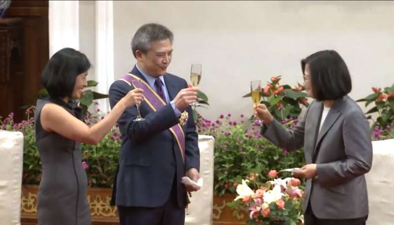 20180703-美國在台協會（American Institute in Taiwan,AIT）處長梅健華（Kin Moy）即將卸任，總統蔡英文今（3）日頒授梅健華「大綬景星勳章」，表彰他對台美關係的貢獻。（取自總統府官網）