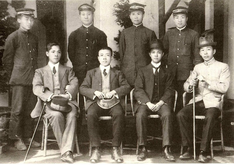 1913年台灣青年謀刺袁世凱的送別合照,前排左二為翁俊明,左三為杜聰明,後排右一為蔣渭水。 (取自杜聰明博士獎學基金管理委員會) 1913年台灣青年謀刺袁世凱的送別合照,前排左二為翁俊明,左三為杜聰明,後排右一為蔣渭水。 (取自杜聰明博士獎學基金管理委員會)