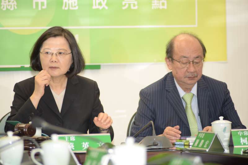 20180704-民進黨中常會執政縣市政績報告,黨主席蔡英文與黨團總召柯建銘。(甘岱民攝) 20180704-民進黨中常會執政縣市政績報告,黨主席蔡英文與黨團總召柯建銘。(甘岱民攝)