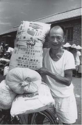 1950 年代美國曾捐贈大批麵粉給臺灣,農民領取美援麵食時充滿著喜悅(取自農委會) 1950 年代美國曾捐贈大批麵粉給臺灣,農民領取美援麵食時充滿著喜悅(取自農委會)