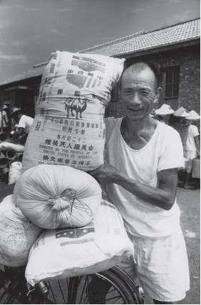 1950 年代美國曾捐贈大批麵粉給臺灣，農民領取美援麵食時充滿著喜悅（取自農委會）