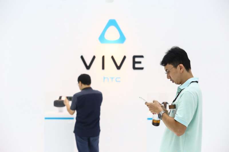 就算HTC的VR產品再怎麼棒,一年頂多賣個上百萬台,營收很難超越手機。(圖/蔡仁譯攝) 就算HTC的VR產品再怎麼棒,一年頂多賣個上百萬台,營收很難超越手機。(圖/蔡仁譯攝)
